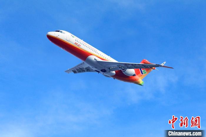 資料圖：ARJ21飛機(jī)展翅藍(lán)天?！≈袊?guó)商飛 供圖