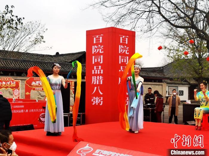 活動(dòng)現(xiàn)場(chǎng)節(jié)目表演?！⊥醪?攝