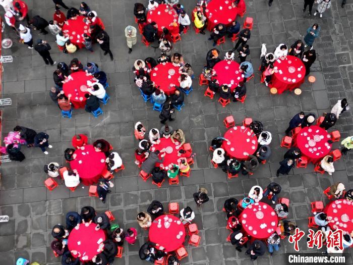 游客市民齊聚在一起，共品臘八粥?！⊥醪?攝