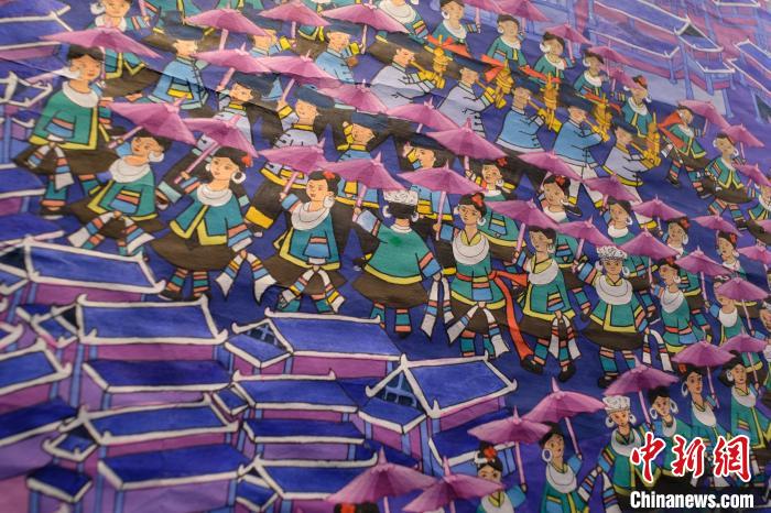 圖為展出的三江農(nóng)民畫細節(jié)。　劉俊聰 攝