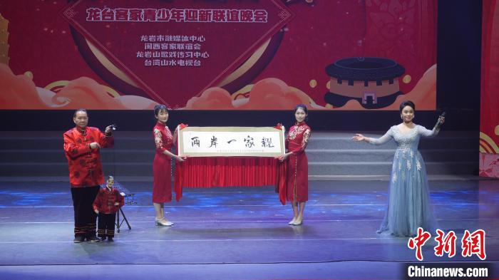 漢劇與木偶書法《兩岸一家親》?！↓垘r市融媒體中心供圖