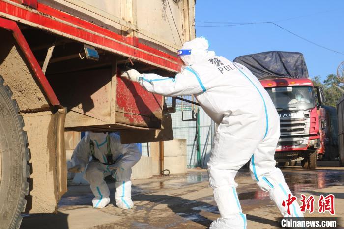 圖為瑞麗邊檢站章鳳分站民警實(shí)施車體檢查。　瑞麗邊檢站章鳳分站供圖