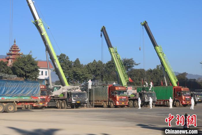 圖為口岸開展貨物吊裝?！∪瘥愡厵z站章鳳分站供圖