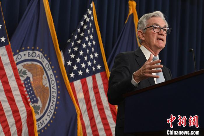當(dāng)?shù)貢r(shí)間2022年11月2日，美國聯(lián)邦儲備委員會宣布將聯(lián)邦基金利率目標(biāo)區(qū)間上調(diào)75個基點(diǎn)到3.75%至4%之間。圖為美聯(lián)儲主席鮑威爾當(dāng)天出席記者會。 <a target='_blank' href='/'>中新社</a>記者 陳孟統(tǒng) 攝
