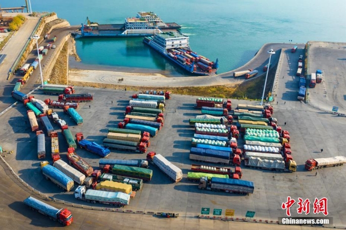 資料圖：2022年12月下旬，長江三峽西陵峽段，江面船只往來穿梭，滾裝碼頭全天候作業(yè)。圖為繁忙的秭歸滾裝碼頭。鄭家裕 攝