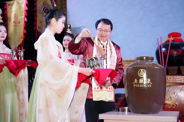 6-曾從欽董事長(zhǎng)開啟祭祀酒壇，進(jìn)行分酒