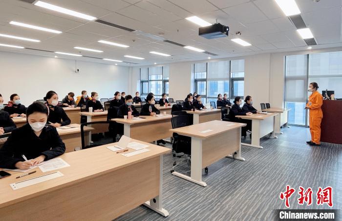 東航第二批國產(chǎn)大飛機C919乘務(wù)員今日開始集中培訓(xùn) 東航供圖 東航第二批國產(chǎn)大飛機C919乘務(wù)員今日開始集中培訓(xùn) 東航供圖