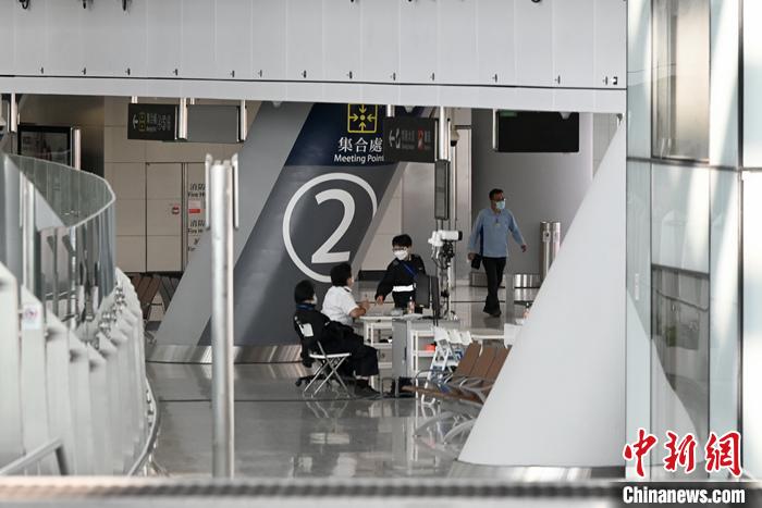 12月30日，港鐵表示正準(zhǔn)備恢復(fù)前往內(nèi)地路線站點(diǎn)，包括東鐵線往羅湖及落馬洲；高鐵列車則自1月3日起試運(yùn)行，讓系統(tǒng)和車長(zhǎng)在正式通關(guān)前熟悉運(yùn)作。圖為職員于高鐵西九龍站內(nèi)工作。 <a target='_blank' href='/'>中新社</a>記者 李志華 攝