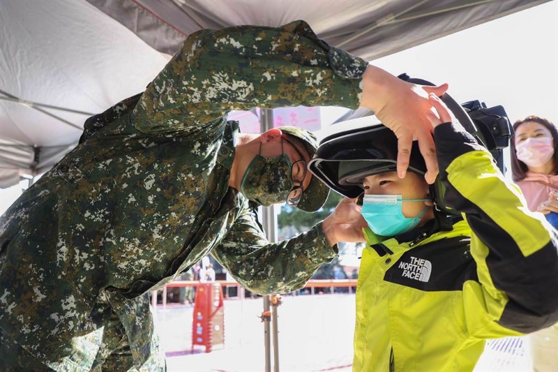 傳行政院規(guī)畫讓兒童學習戰(zhàn)備能力一事引發(fā)爭議。圖為國軍赴花蓮縣吉安鄉(xiāng)公所辦活動。（圖／取自全民國防教育專頁）