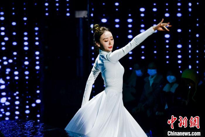 舞蹈藝術(shù)與視覺藝術(shù)相融合。　龍湖商業(yè)供圖