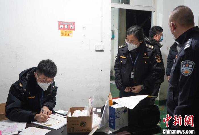 警方聯(lián)合市場監(jiān)管部門查處假冒N95口罩窩點?！⊥]公安 供圖