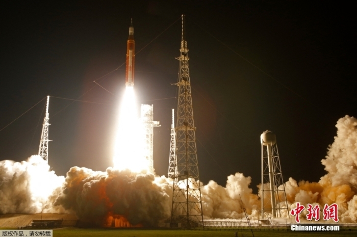 當?shù)貢r間11月16日凌晨，搭載“獵戶座”飛船的巨型探月火箭“太空發(fā)射系統(tǒng)”從美國佛羅里達州肯尼迪航天中心發(fā)射升空，開啟“阿耳忒彌斯1號”無人繞月飛行測試任務。