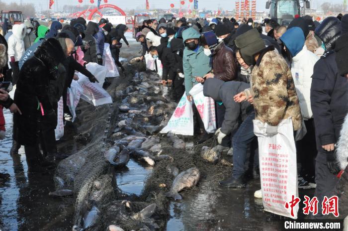 國(guó)內(nèi)數(shù)百名游客齊聚肇東市看冬捕?！≌貣|市委宣傳部提供