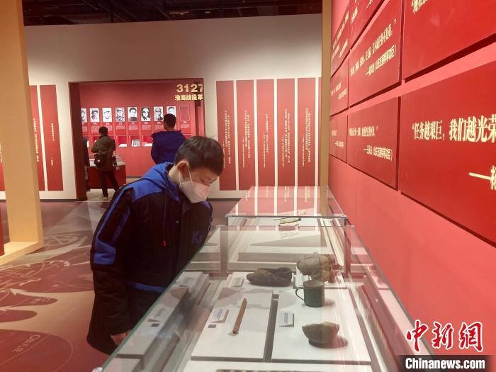圖為學(xué)生參觀《人民的勝利——淮海戰(zhàn)役紀念館革命文物精品展》?！⌒戽?攝
