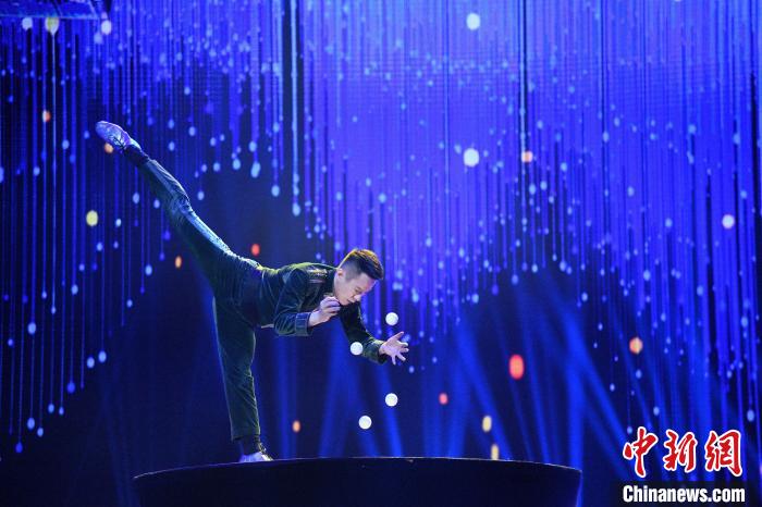 圖為2023年中國雜技大聯(lián)歡錄制現(xiàn)場?！×赫赵?攝