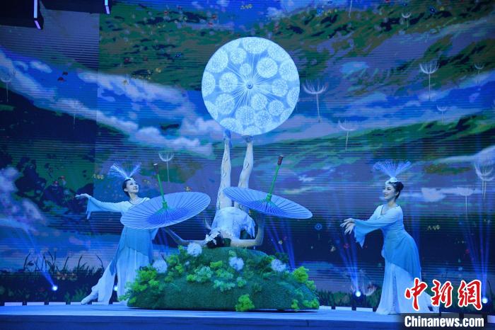 圖為2023年中國雜技大聯(lián)歡錄制現(xiàn)場?！×赫赵?攝
