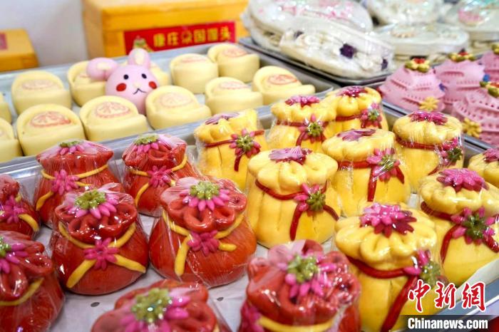 在臨清市康莊鎮(zhèn)黃河大集上，琳瑯滿目的花餑餑，讓年味十足。　劉嘉琦 攝