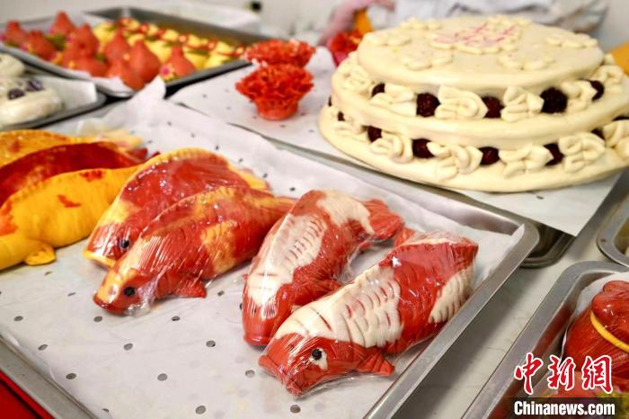 在臨清市康莊鎮(zhèn)黃河大集上，琳瑯滿目的花餑餑，讓年味十足。　劉嘉琦 攝