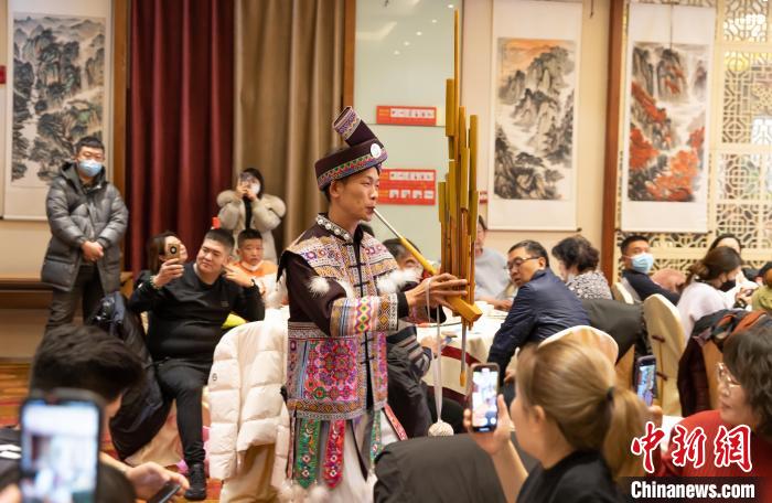 圖為廣西侗族同胞演奏蘆笙?！⊥踉谟?攝