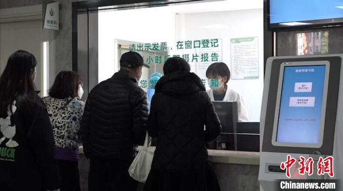 社區(qū)居民在登記準備CT檢查 張踐 攝