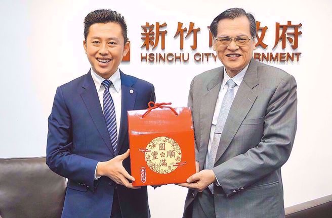 臺當(dāng)局安全部門負責(zé)人陳明通(右)竟堅定喊出，前新竹市長林智堅(左)抄襲案是冤案。（圖源：臺灣“中時新聞網(wǎng)”）