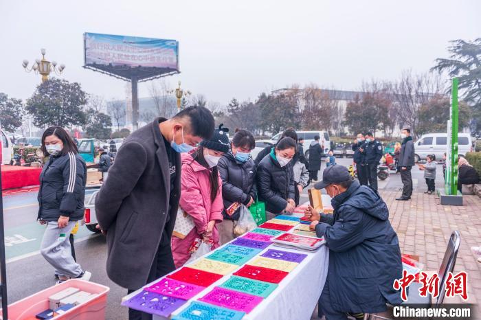 圖為村民在圍觀莒縣過門箋制作。　陳光金 攝