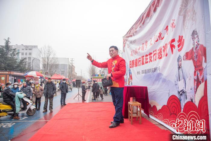 圖為周姑戲演出現(xiàn)場?！￡惞饨?攝