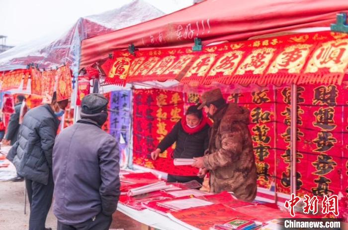 圖為民眾在購買春聯(lián)。　陳光金 攝