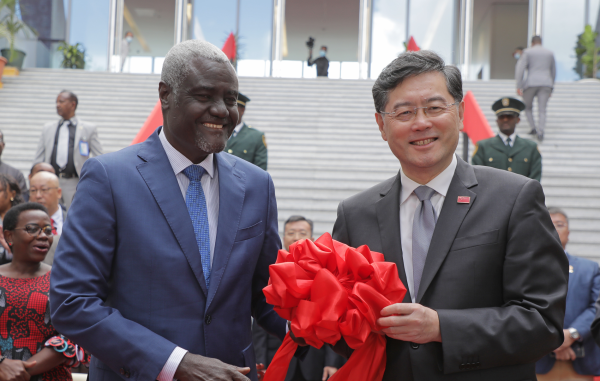 當地時間2023年1月11日，外交部長秦剛在非盟總部同非盟委員會主席法基舉行中國同非盟第八次戰(zhàn)略對話。