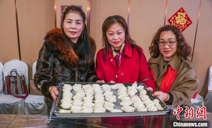 圖為臺(tái)胞在展示包好的餃子。　蔣豐慧 攝