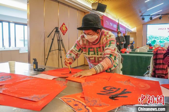 圖為臺(tái)胞在寫(xiě)“福”字?！∈Y豐慧 攝