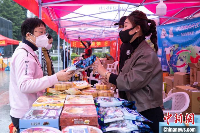 游客在購(gòu)置年貨?！↑S東華 　攝