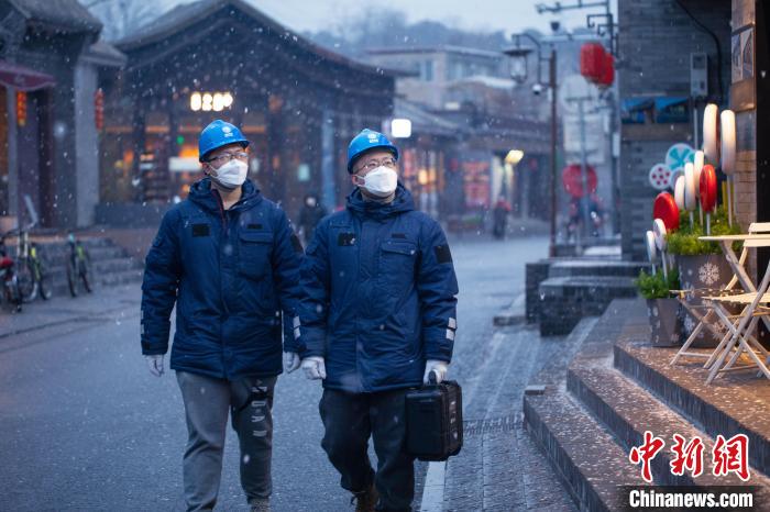 國網(wǎng)北京石景山供電公司職工在模式口村開展電力設(shè)備巡視工作，保障居民用電。　江江 攝