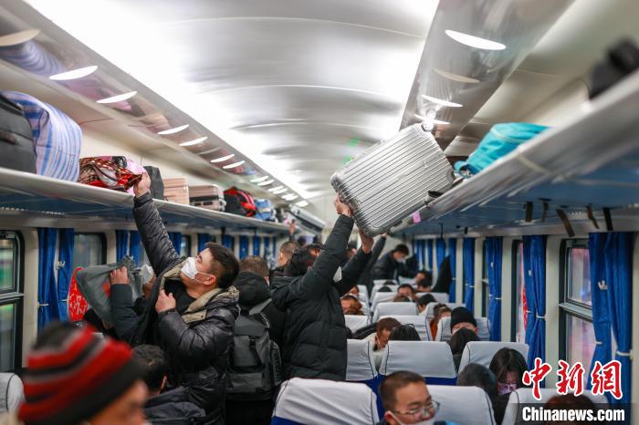 1月13日18時4分，K4019/20次列車從北京站開出，這是今年春運(yùn)從北京開出的首趟增開普速列車。　<a target='_blank' href='/'>中新社</a>記者 賈天勇 攝