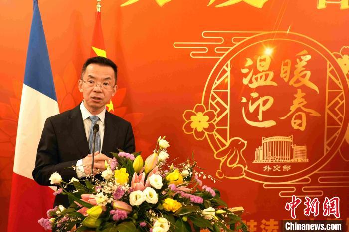 中國駐法國大使館13日晚舉辦“溫暖迎春”系列活動(dòng)，中國駐法國大使盧沙野致辭?！≈袊v法國大使館 供圖
