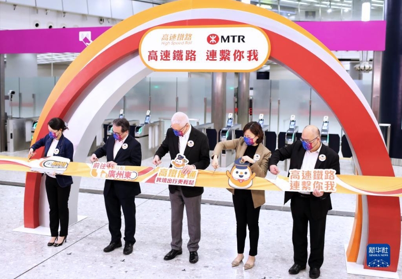 這是1月15日在香港西九龍站拍攝的高鐵恢復(fù)通車儀式現(xiàn)場(chǎng)。新華社記者 李鋼 攝