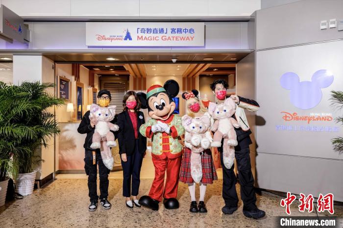 穿上賀年服飾的米奇老鼠現(xiàn)身西九龍高鐵站，等待內(nèi)地賓客的到來(lái)?！≈鬓k方　攝