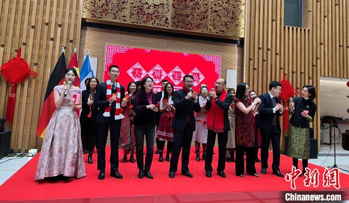 總領(lǐng)館全體館員為來賓演唱賀年金曲?！●R秀秀 攝