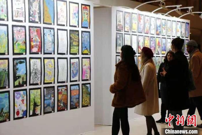 2022 UWEE盧浮宮國際藝術(shù)展當(dāng)?shù)貢r(shí)間14日在法國巴黎盧浮宮博物館內(nèi)德洛爾姆廳藝術(shù)展區(qū)舉行。　UWEE 供圖