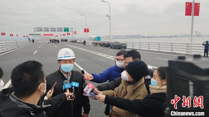 廈門翔安大橋建設(shè)者接受采訪。　楊伏山 攝