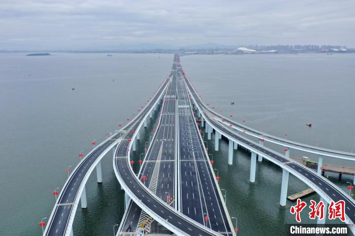 廈門翔安大橋創(chuàng)下多個業(yè)內(nèi)“第一”?！№跷娘w 攝