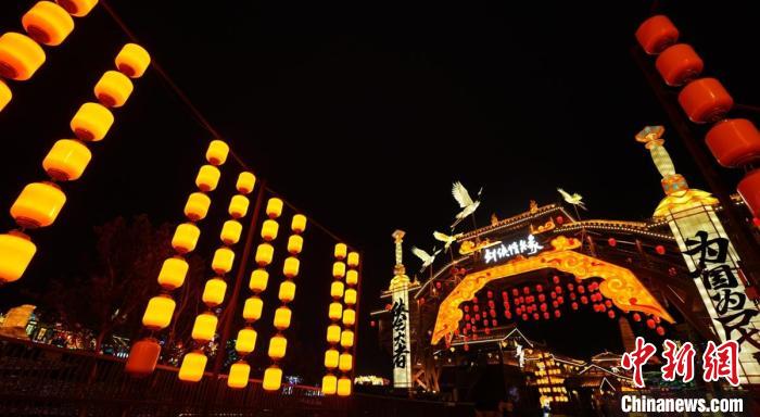 “劍俠江湖”燈組?！∽载曃穆?供圖