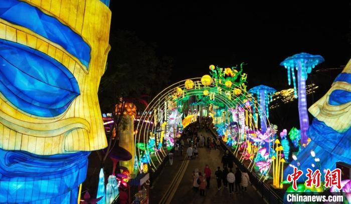 游人觀燈展?！∽载曃穆?供圖