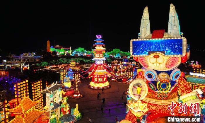 “千燈萌兔”燈組?！∽载曃穆?供圖