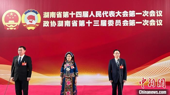 湖南省政協(xié)十三屆一次會(huì)議第二場“委員通道”。　張雪盈 攝