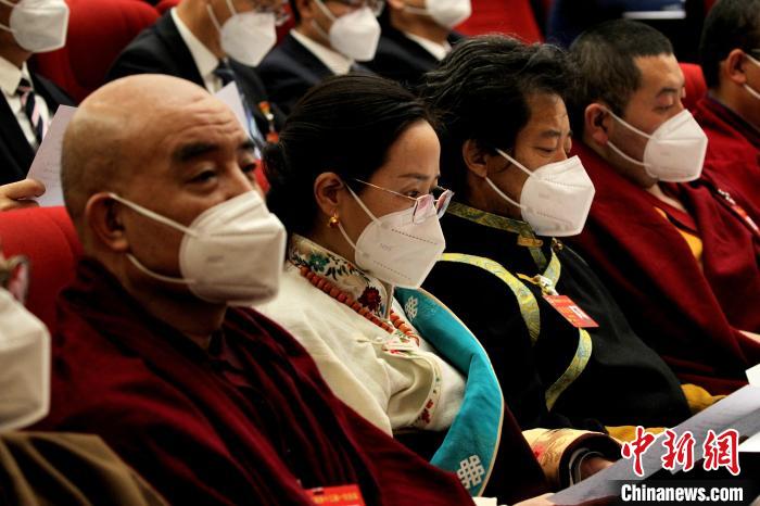 圖為政協(xié)委員參加青海省政協(xié)十三屆一次會議閉幕大會?！∑钤鲚?攝