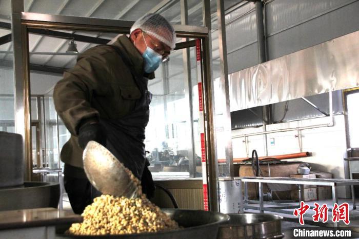 楊慶偉計劃擴大生產(chǎn)規(guī)模，延伸產(chǎn)業(yè)鏈，讓“豆腐村”招牌越做越響，村民腰包越來越鼓?！￠L子縣融媒體中心提供