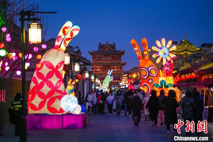 來自澳門藝術(shù)家設計的兔形花燈?！∥淇〗?攝