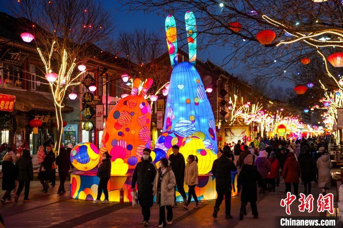 民眾漫步在華嚴廣場的仿古街。　武俊杰 攝