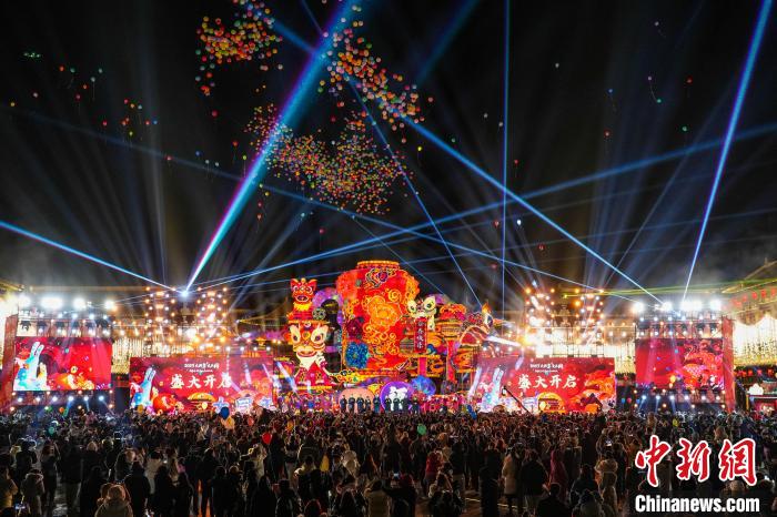 當晚，上千民眾在大同市華嚴廣場參加“大同年大不同”新春系列活動啟動?！∥淇〗?攝